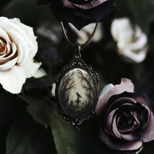 Gothic Crow Forest Pendant Necklace: A Stylish Rope Necklace for the Darker Side
